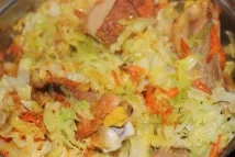 Свіжа капуста тушкована з морквою та куркою. свіжа