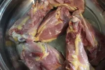 Свіжа капуста тушкована з морквою та куркою. морквою