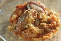 Свіжа капуста тушкована з морквою та куркою. капуста