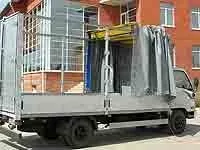 Біля шторного напівпричепа з’їхав дах напівпричепа