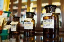 Аптека Пеля та башта грифонів на Василівському у Санкт-Петербурзі грифонів