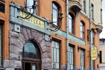 Аптека Пеля та башта грифонів на Василівському у Санкт-Петербурзі грифонів