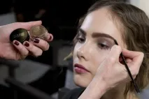 Чим малюють брови візажисти та майстри професійного макіяжу Відео та фото брови