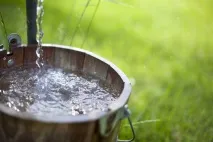 Чиста вода з криниці криниці
