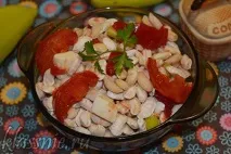 Квасоля в духовці запечена з овочами та сиром. запечена