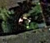 Камера Google Earth зняла момент викрадення людини інопланетянами момент