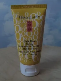 Крем для обличчя з фактором SPF 50, що захищає шкіру протягом восьми годин від Елізабет Арден. обличчя