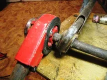 Нарізка різьблення на водопровідній трубі трубі