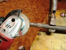 Нарізка різьблення на водопровідній трубі різьблення