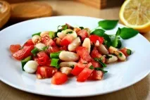 Салат з помідорами та огірками м’ясом у соєвому соусі. огірками