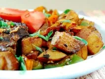 Салат з помідорами та огірками м’ясом у соєвому соусі. огірками