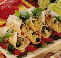 Салат з помідорами та огірками м’ясом у соєвому соусі. огірками
