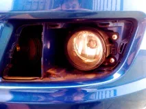 Знімаємо передній бампер із Suzuki Swift знімаємо