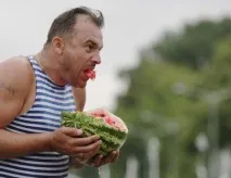 Стейк з кавуна, таємний алкоголь та забави з ножем таємний