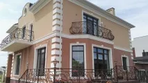 Що краще застосовувати для оздоблення фасаду будівлі фасадний декор з каменю чи пінопласту фасадний