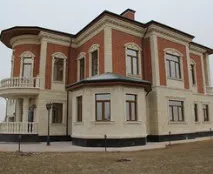 Що краще застосовувати для оздоблення фасаду будівлі фасадний декор з каменю чи пінопласту фасадний