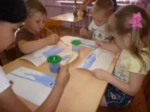 Діти малюють літо! » Фотозвіт малюють