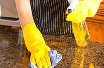 Cum să curățați rapid suprafața lucioasă a bucătăriei, independent, cu propriile mâini, sfaturi