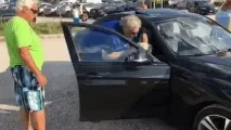 Чоловік розбив скло в автомобілі, щоб звільнити замкненого в ньому собаку автомобілі