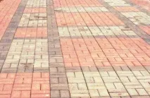 На що кладуть тротуарну плитку - Будівництво будинку від і до плитку