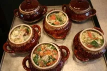 М’ясо з маринованими грибами в духовці, на сковороді та в мутьварці сковороді