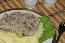 М’ясо з маринованими грибами в духовці, на сковороді та в мутьварці мутьварці