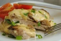 М’ясо з маринованими грибами в духовці, на сковороді та в мутьварці сковороді