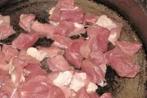 М’ясо з маринованими грибами в духовці, на сковороді та в мутьварці духовці