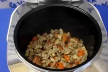 М’ясо з маринованими грибами в духовці, на сковороді та в мутьварці грибами