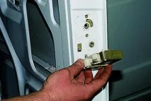 Як зняти двері та замки задніх дверей фургона автомобіля Газель двері