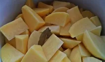 Картопля з часником в духовці. картопля