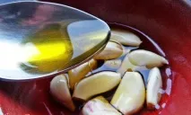 Картопля з часником в духовці. часником