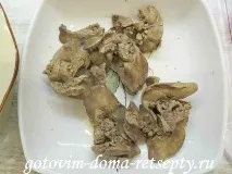Курячі потрухи - серця, шлунки та печінка в горщиках - з фото курячі