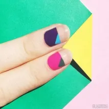 Модні малюнки на нігтях у техніці негативного простору нігтях