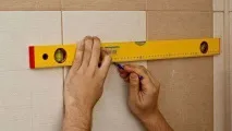 Навісна шафа у ванній кімнаті ванній