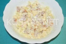Салат з копченою куркою, сиром та ананасами. куркою