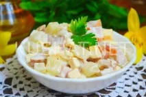 Салат з копченою куркою, сиром та ананасами. салат