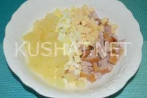 Салат з копченою куркою, сиром та ананасами. салат