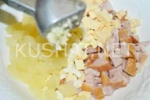 Салат з копченою куркою, сиром та ананасами. куркою