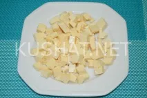 Салат з копченою куркою, сиром та ананасами. копченою