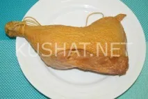 Салат з копченою куркою, сиром та ананасами. копченою