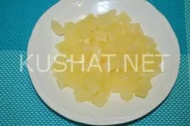 Салат з копченою куркою, сиром та ананасами. куркою