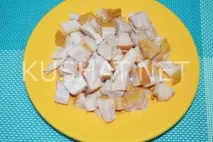 Салат з копченою куркою, сиром та ананасами. копченою