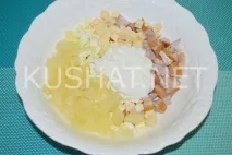 Салат з копченою куркою, сиром та ананасами. копченою