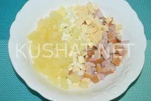 Салат з копченою куркою, сиром та ананасами. копченою