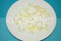 Салат з копченою куркою, сиром та ананасами. копченою