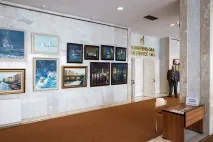 един