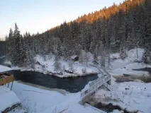 страната