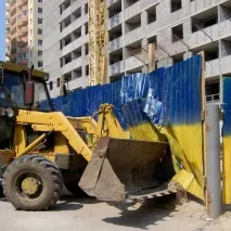 служители като