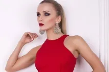 цветът червена рокля